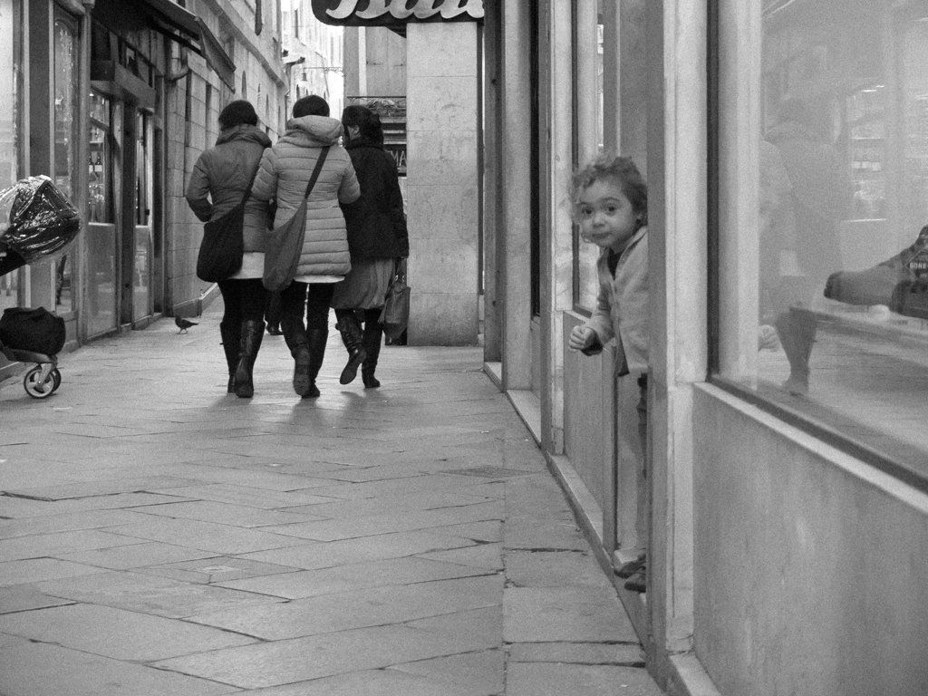 "Ragazza nel Negozio" Fujifilm X10